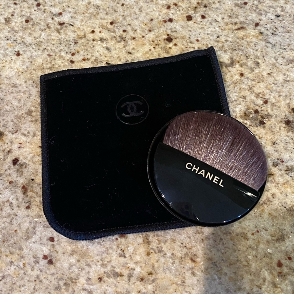 NEW Chanel bronzer brush and velvet cover